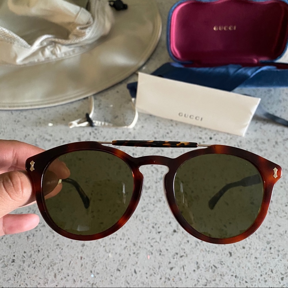 Gucci Round/Oval Sunglasses